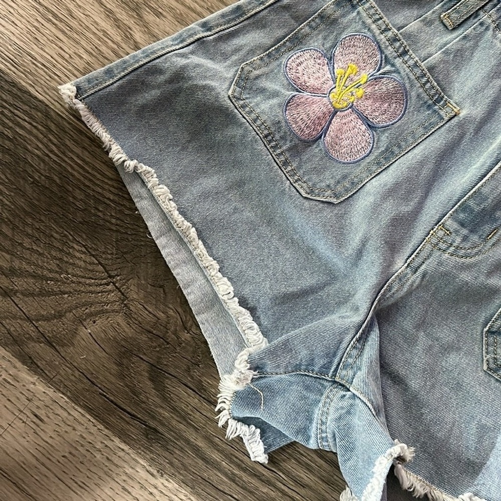 Cider Light Blue Floral Embroidered Jean Shorts size small - Picture 6 of 9